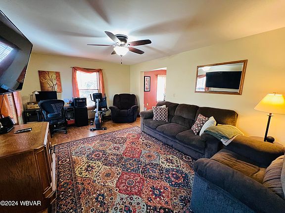 2nd image of 1050 Oak Ln