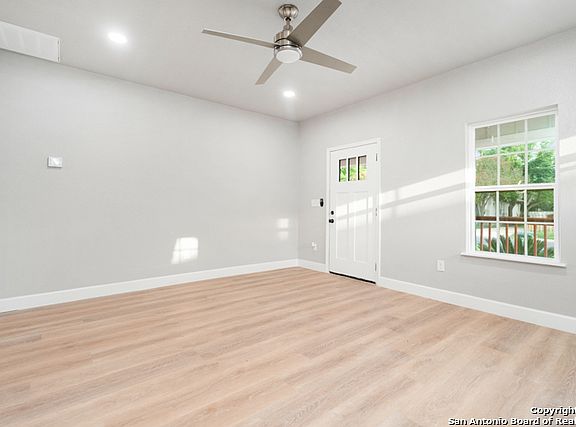 4th image of 1033 HAMMOND AVE