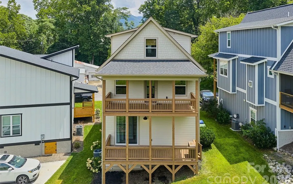 4 bed, 2360 sqft, $2,995 — Photo 2