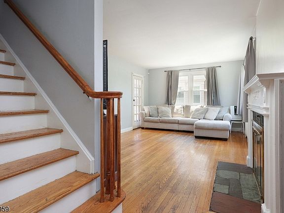 4th image of 617 Bryant St