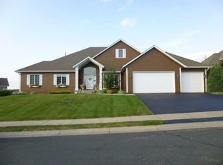 3034 Fairway Cir, Chaska, MN 55318