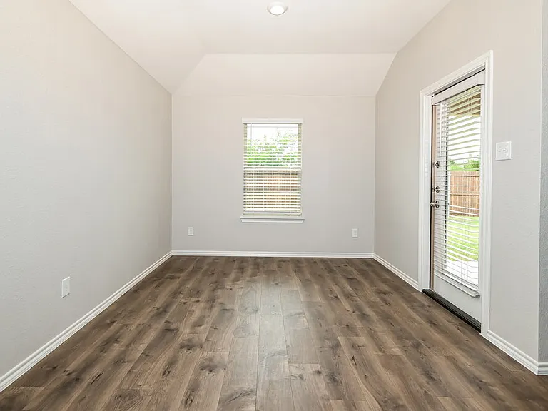2618 Saldana Dr — Photo 4