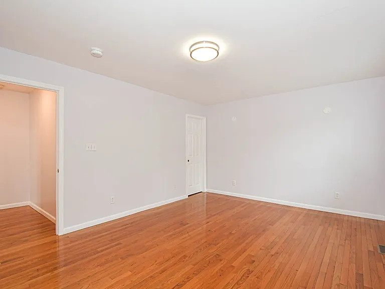 819 Renee Ln — Photo 14