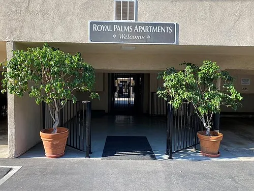 Royal Palms Apartment Complex Photo 1