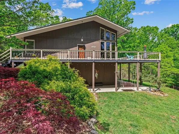 479 Lawrelyn Dr, Mount Airy, NC 27030