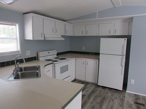 5th image of 121 Country Dr