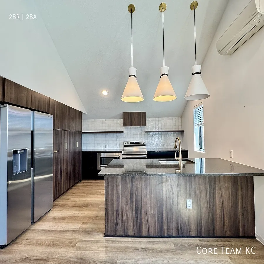 Top Floor 1500 SF 2 Bedroom — Photo 3