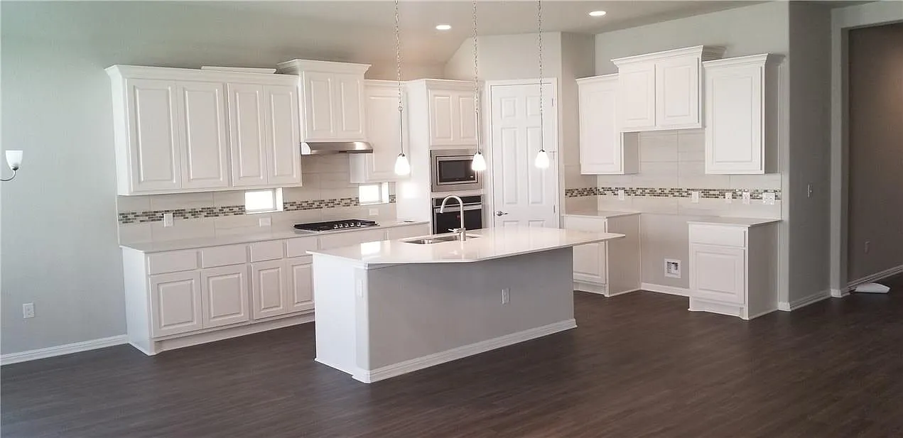 4 bed, 3.0 bath, 2200 sqft, $3,200 — Photo 3