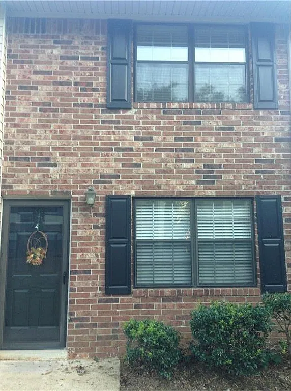 1235 Riverside Dr — Photo 1