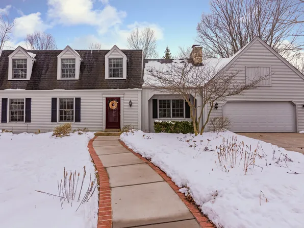 7077 Glencoe Dr, Cedarburg, WI 53012