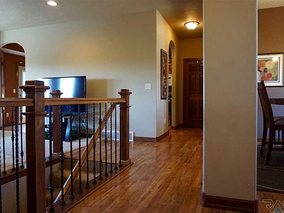 4th image of 1001 E Walnut St