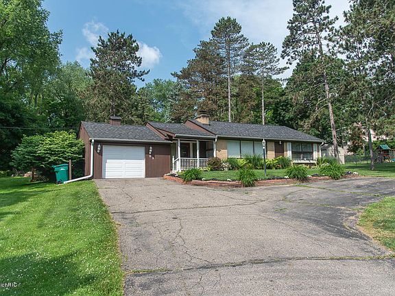 2nd image of 22 Parkway Dr