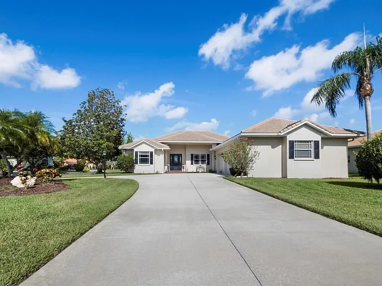 Butlers Crest Dr — Photo 1