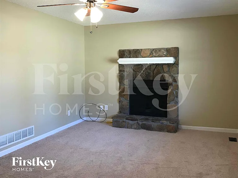 3675 Sharon Dr — Photo 3