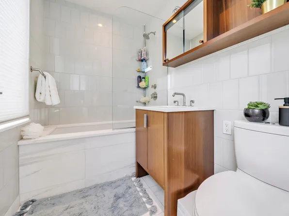 60 Riverside Boulevard image 7 of 21