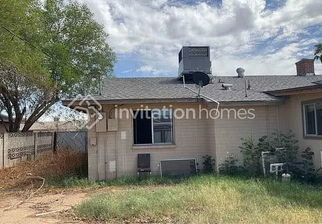 5958 W Hazelwood St Phoenix, AZ 85033 — Photo 1