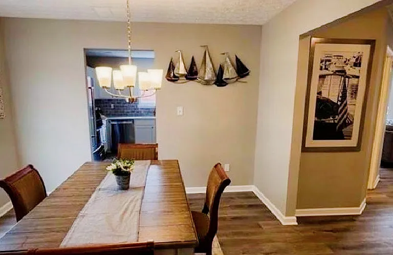 1133 Hawthorn Ln — Photo 4