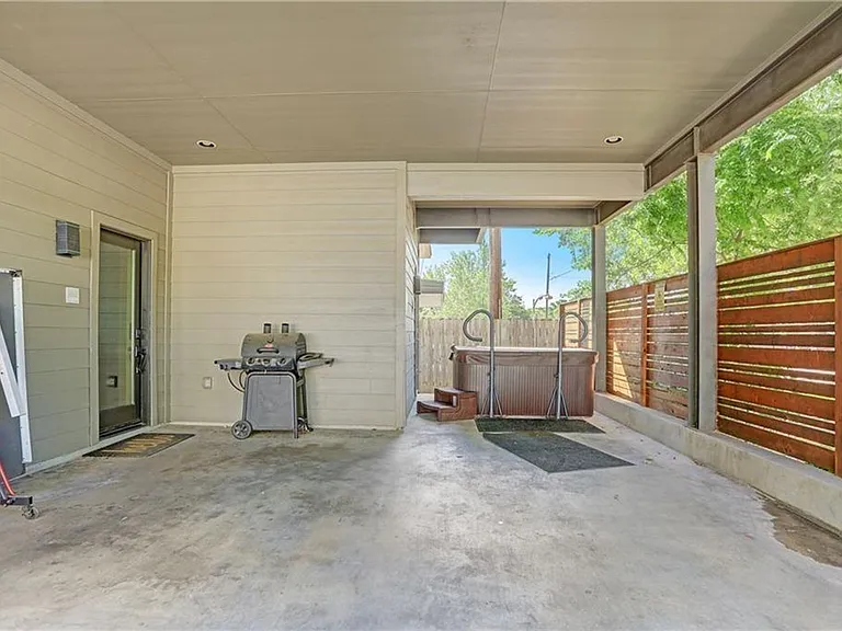 602 W North Loop Blvd — Photo 27