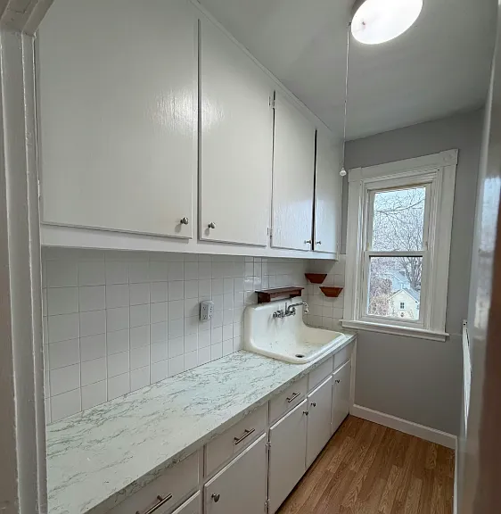 15 Roma St Bristol, RI Spacious 3 Bedroom, 1 Bathroom Unit Off Street Parking Included! — Photo 2