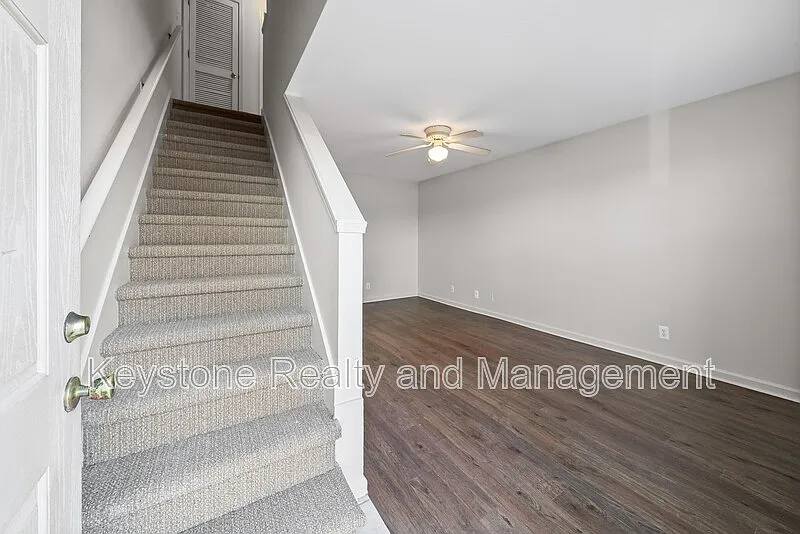 2 bed, 1.5 bath, 1025 sqft, $1,125 — Photo 2