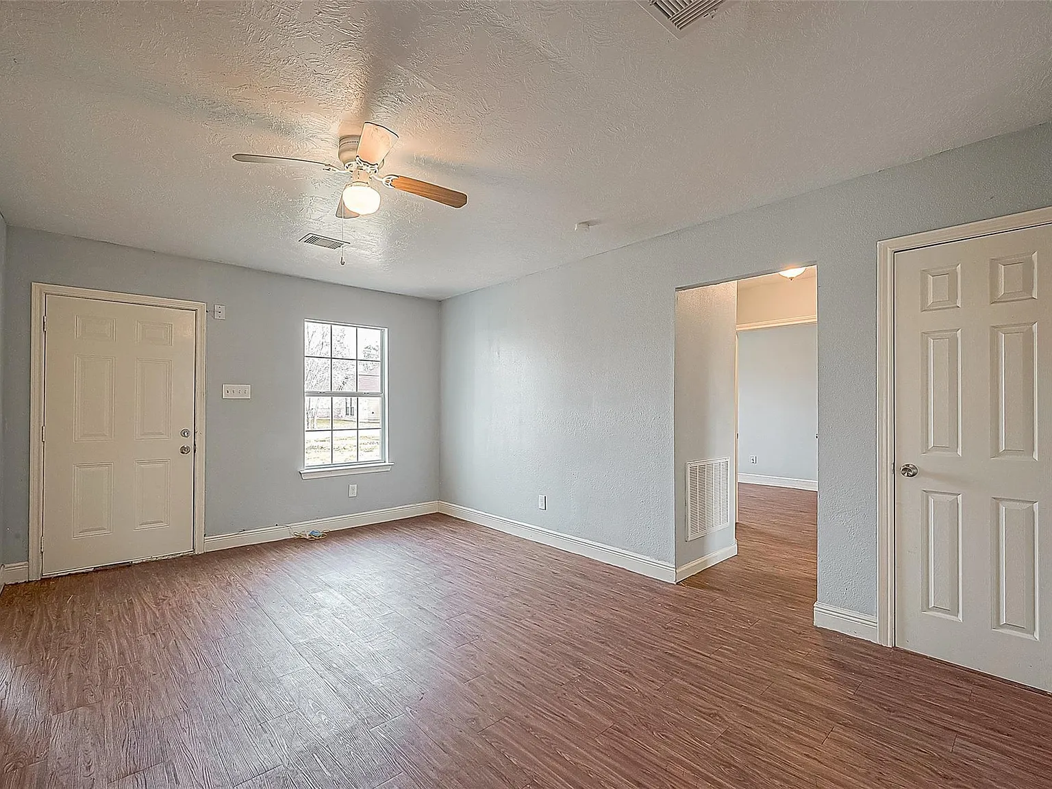 3 bed, 2.0 bath, 1001 sqft, $1,495 — Photo 2