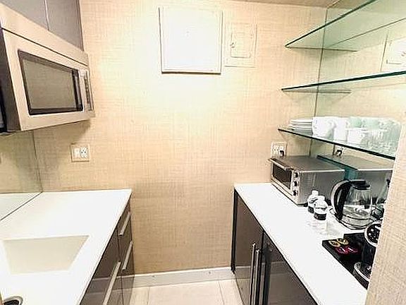 3rd image of 111 E 56th St #712