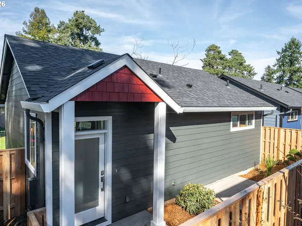 6215 SE Knapp St #B, Portland, OR 97206