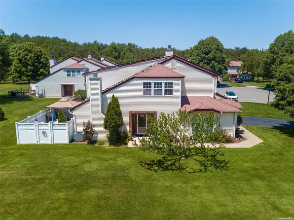 15 Braddock Court #15, Coram, NY 11727