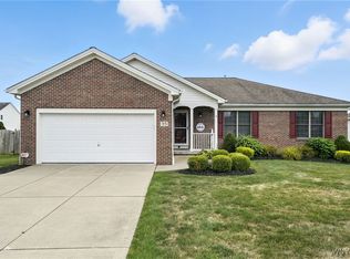 35 Summerfield Dr, Lancaster, NY 14086