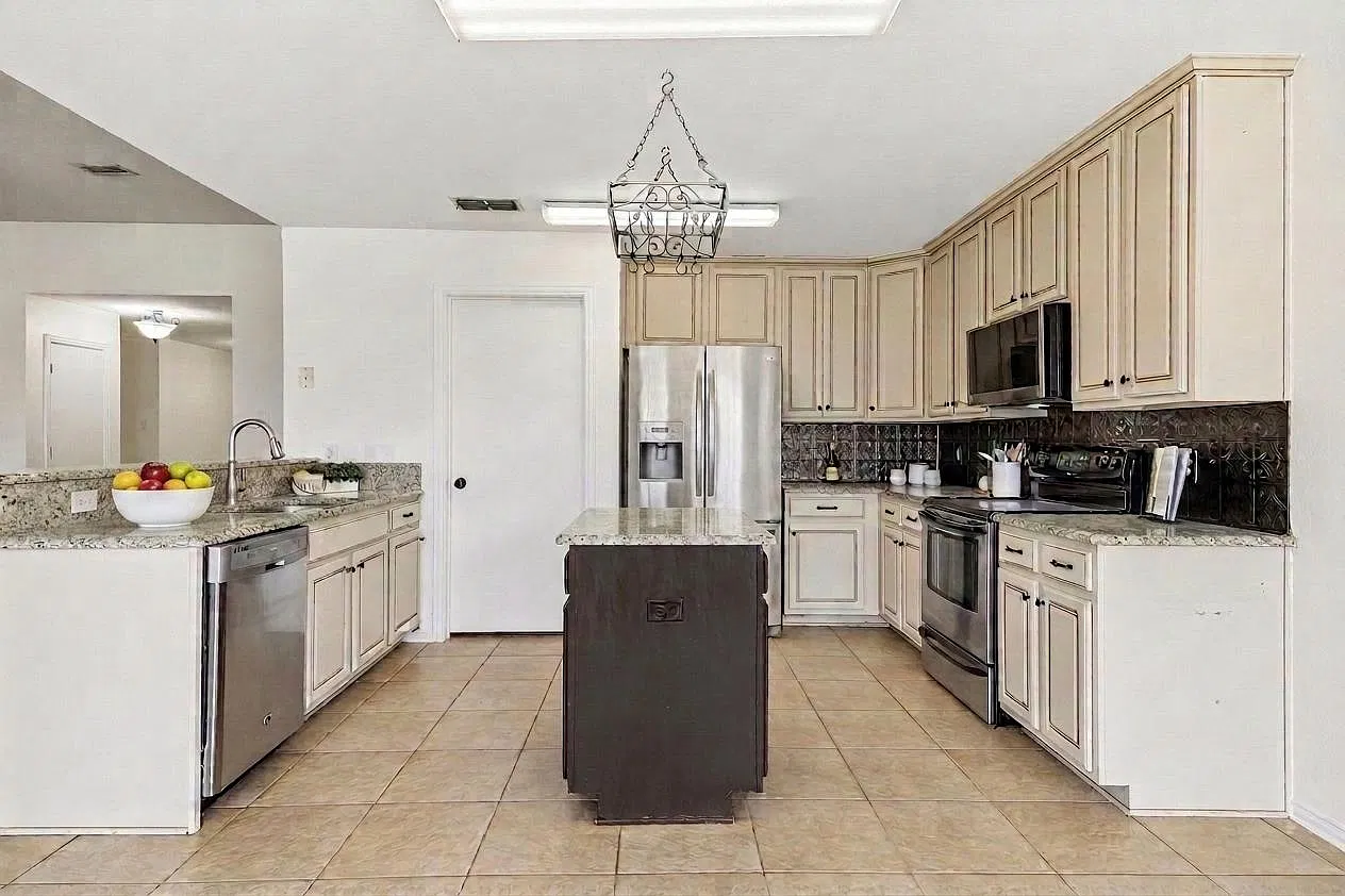 4 bed, 1979 sqft, $2,100 — Photo 4