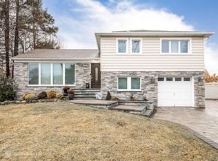 20 Tudor Rd, Hicksville, NY 11801