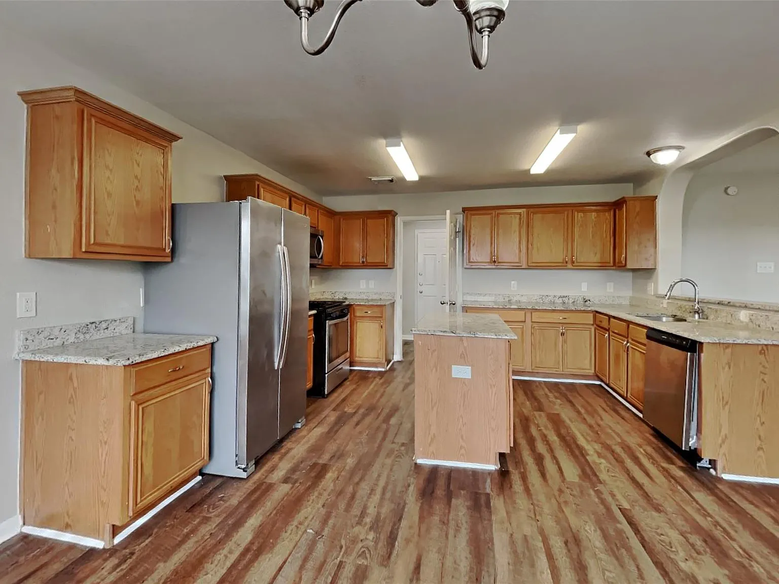 3 bed, 2.5 bath, 2460 sqft, $2,250 — Photo 4