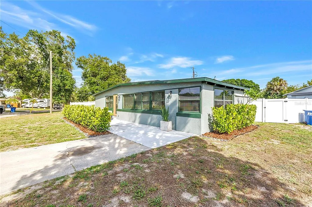 3 bed, 2.0 bath, 1287 sqft, $3,000 — Photo 2