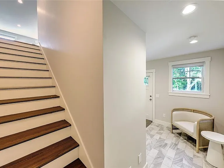 137 Rosebriar Ave — Photo 6