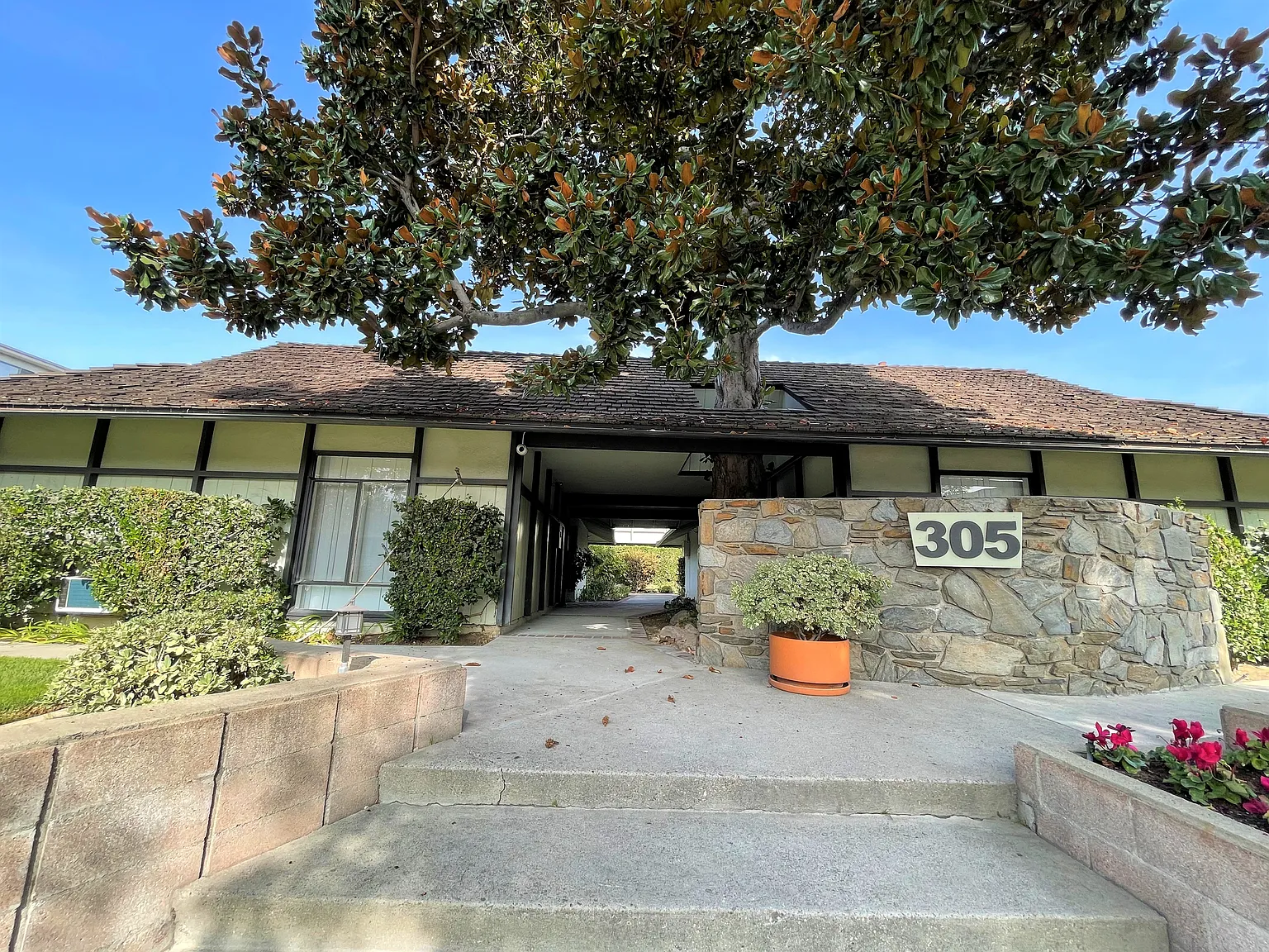 305 California Blvd — Photo 1