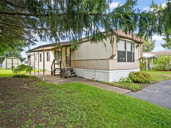 317 Oak Tree Dr, Canandaigua, NY 14424