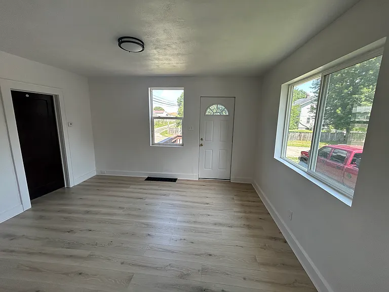 481 Oakwood Ave — Photo 2