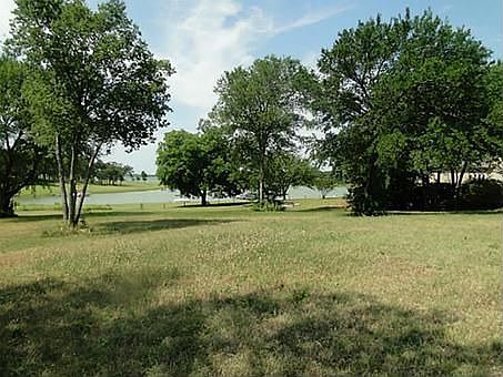 3rd image of 811 Carrie Ln