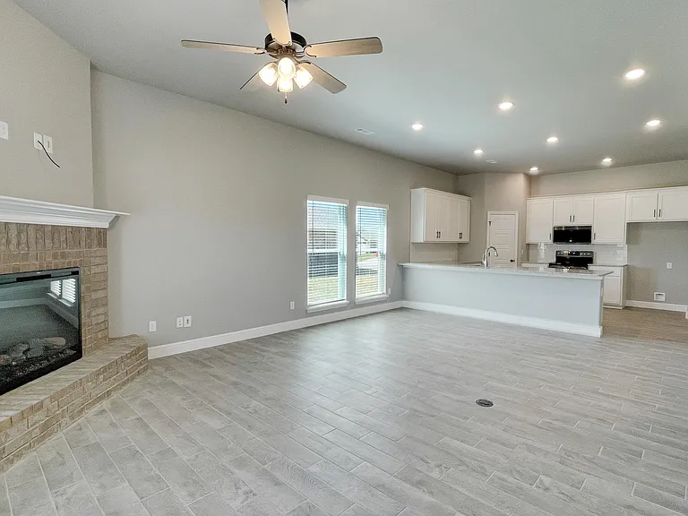300 Oak Ave — Photo 4