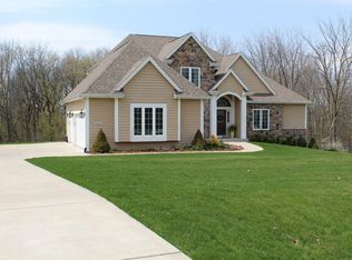 W272N6855 Stonehouse Dr, Lisbon, WI