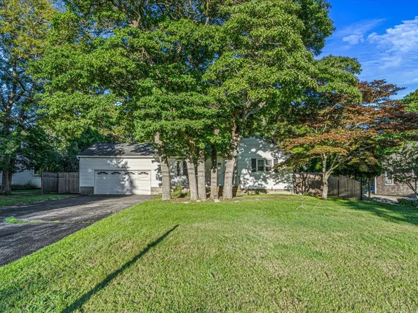 189 Belleview Ave, Center Moriches, NY 11934