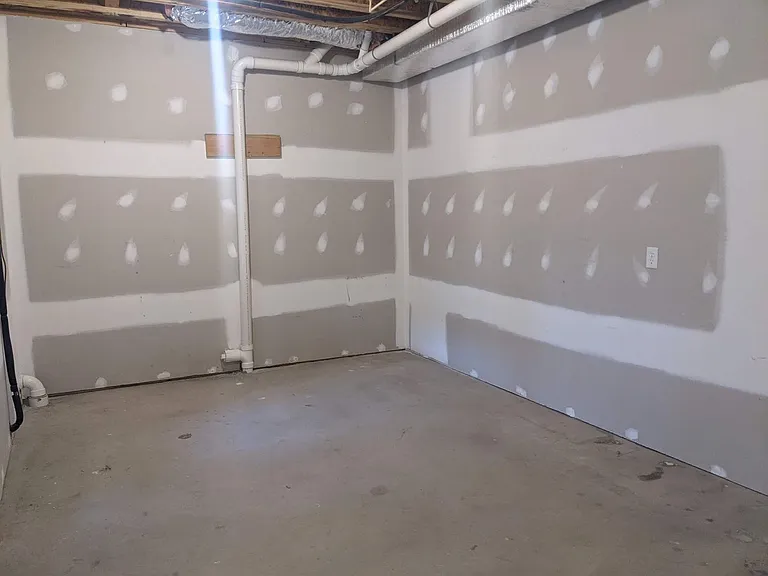 225 Crown Ct — Photo 55