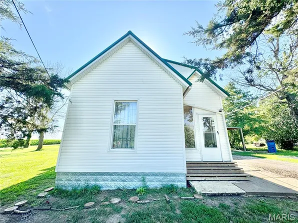 411 S 5th St, La Belle, MO 63447