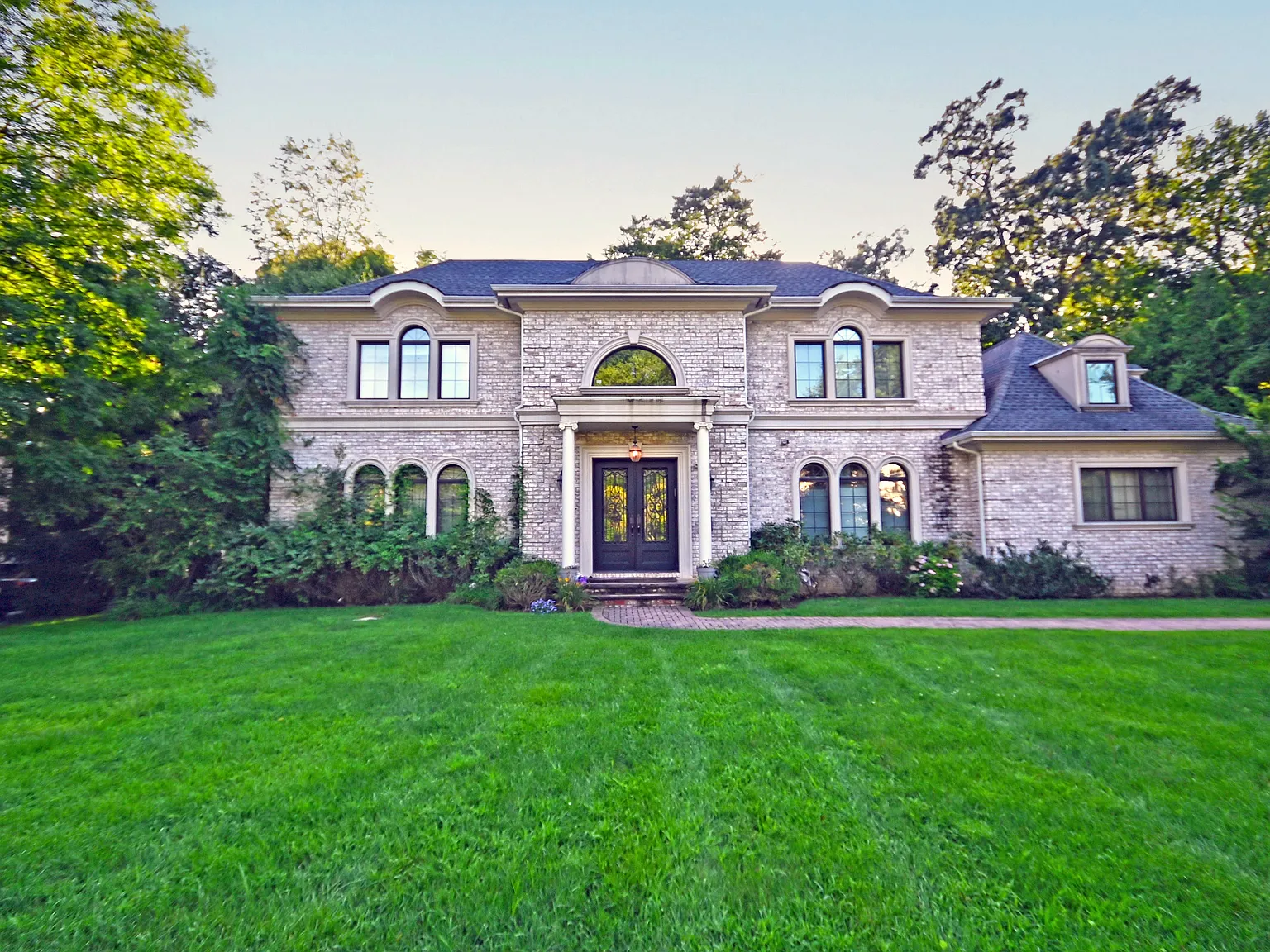 5 bed, 4.5 bath, 4200 sqft, $14,500 — Photo 1