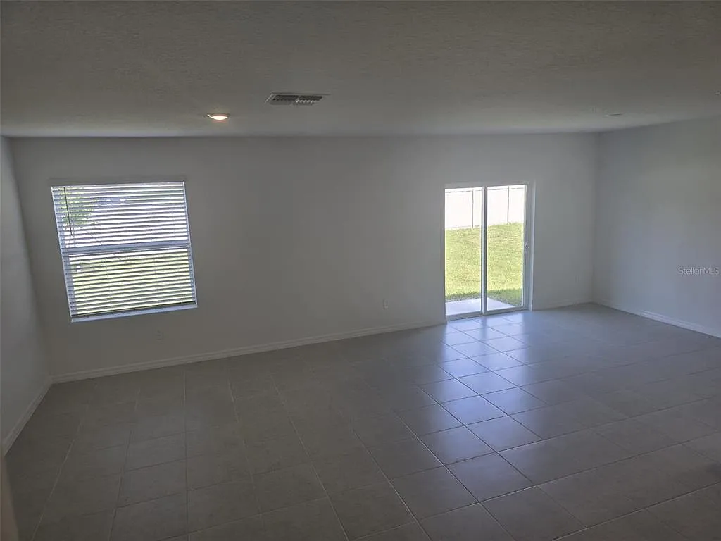 6 bed, 3.0 bath, 3043 sqft, $2,895 — Photo 2