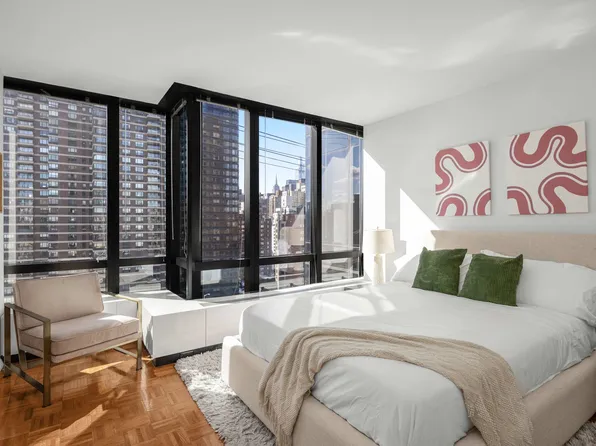 420 East 61st Street image 10 of 27