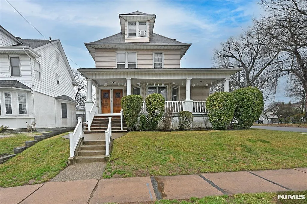 41 De Mott Ave photo 1