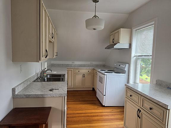 3rd image of 40 E Barrows St Floor 3