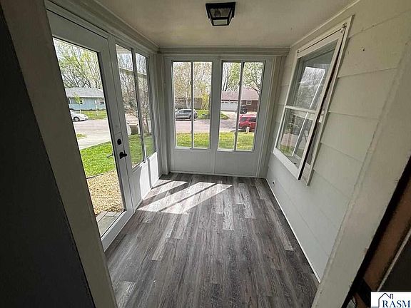 3rd image of 532 Capitol Dr