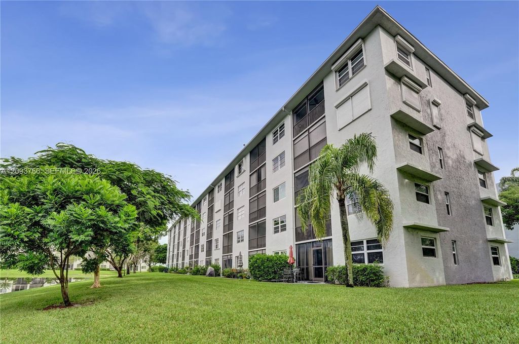 2226 N Cypress Bend Dr APT 408, photo 4